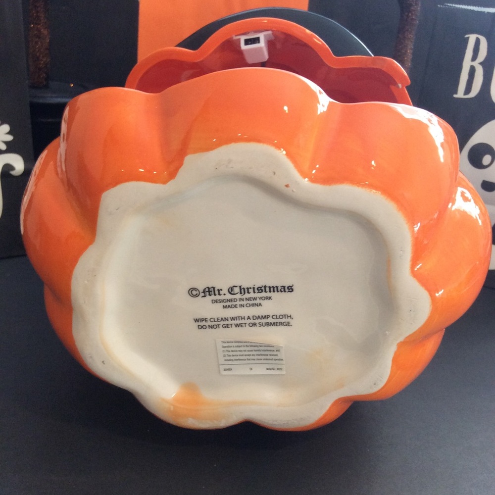 New Vary Fun Halloween 🎃 Pumpkin Candy Dish - Picture 4 of 9